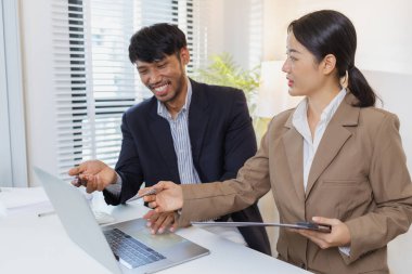 Ciddi bir ofis tartışmasına katılan bir grup profesyonel, mali raporları analiz ediyor ve sorunları çözmek ve etkili kurumsal kararlar almak için fikir alışverişinde bulunuyor..