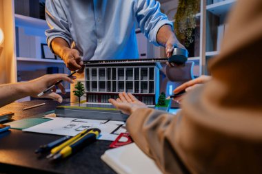 Profesyonellerden oluşan çeşitli bir ekip, modern mühendislik tasarım tartışmalarında takım çalışması, yaratıcılık ve hassasiyet üzerine yoğunlaşan mimari planlar ve yapısal kavramlar hakkındaki görüşlerini paylaşıyor..