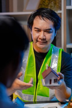 Mühendisler ve mimarlar inşaat modellerini analiz eder ve proje stratejilerini tartışır, başarılı mimari tasarım çözümleri elde etmek için teknik bilgi ve yaratıcı fikirleri birleştirirler..