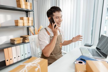 Girişimci hazırlama paketleri, ekomünikasyon operasyonlarının sergilenmesi, başlangıç büyümesi, lojistik çözümler ve perakende sektöründe dijital dönüşüm ile modern çevrimiçi satış kavramı.