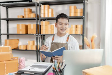 Dünya çapında yenilik, lojistik ve perakende ambalajı temsil eden, dijital ticareti, takım çalışmasını ve küçük işletme büyümesi olanaklarını gösteren ecommerce girişimi.