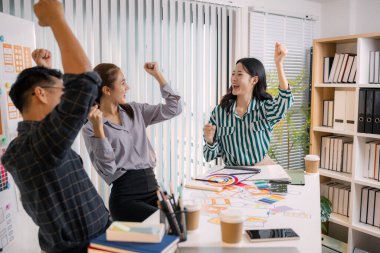 Mobil uygulama düzeni ve kullanıcı akışını iyileştirmek için UX / UI planlama toplantısı düzenleyen tasarımcılar. İşlevsel ve görsel arayüz çözümleri yaratmak için yakın işbirliği yaparlar..