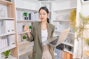 İş kadını çağdaş bir ofiste çalışmaya, sorumlulukları ve günlük işleri yönetmeye, profesyonelliği, kariyer büyümesini ve modern çalışma hayatını sembolize etmeye odaklandı..