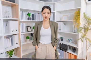 İş kadını çağdaş bir ofiste çalışmaya, sorumlulukları ve günlük işleri yönetmeye, profesyonelliği, kariyer büyümesini ve modern çalışma hayatını sembolize etmeye odaklandı..