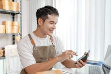 Girişimcinin dağıtım için ürün hazırladığı, takım çalışmasının, yeniliğin, dijital ticaretin ve çevrimiçi perakende pazarlarda sürdürülebilir büyümenin sembolize edildiği bir ticaret modeli.