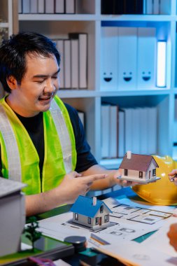 Mühendisler ve mimarlar inşaat modellerini analiz eder ve proje stratejilerini tartışır, başarılı mimari tasarım çözümleri elde etmek için teknik bilgi ve yaratıcı fikirleri birleştirirler..