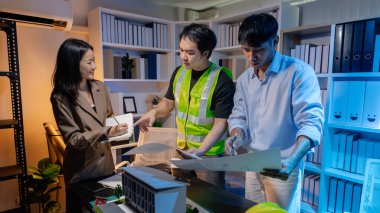 Mimarlar ve mühendisler, mimari ve yapısal tasarımda mükemmelliğe ulaşmak için yaratıcılık, yenilik ve işbirliği üzerine odaklanarak modern inşaat projelerini planlamak için bir araya geliyorlar..