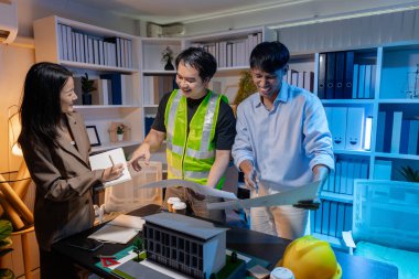 Mimarlar ve mühendisler, mimari ve yapısal tasarımda mükemmelliğe ulaşmak için yaratıcılık, yenilik ve işbirliği üzerine odaklanarak modern inşaat projelerini planlamak için bir araya geliyorlar..