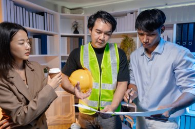 Mimarlar ve mühendisler, mimari ve yapısal tasarımda mükemmelliğe ulaşmak için yaratıcılık, yenilik ve işbirliği üzerine odaklanarak modern inşaat projelerini planlamak için bir araya geliyorlar..