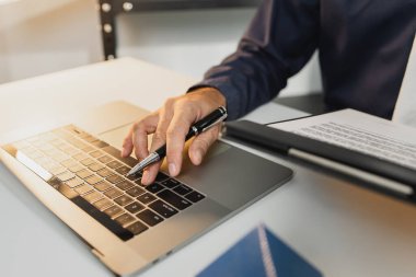 Kontrat belgeleri, ev modelleri, anahtarlar ve hesap makinesi, emlak onayı, emlak finansmanı, yatırım planlaması ve emlak alanında karar vermeyi sembolize ediyor.