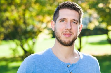 Parktaki genç adam.