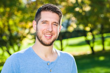 Parktaki genç adam.