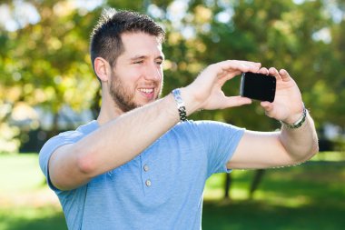 Parktaki genç adam.