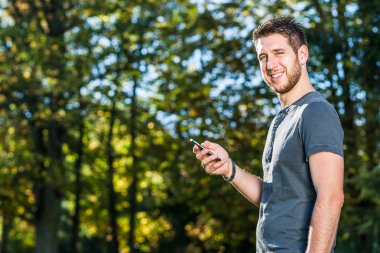 Parktaki genç adam.