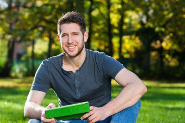 Parktaki genç adam.