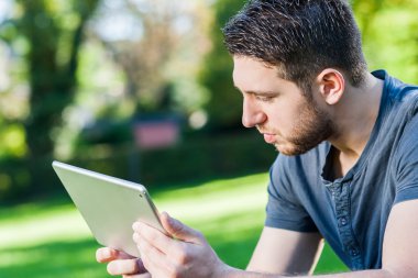 Parktaki genç adam.