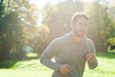 Parktaki genç adam.