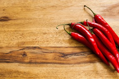 Chili koyu ahşap masa üzerinde