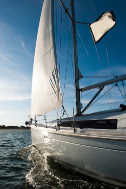 Mavi gökyüzü ile yelkenli