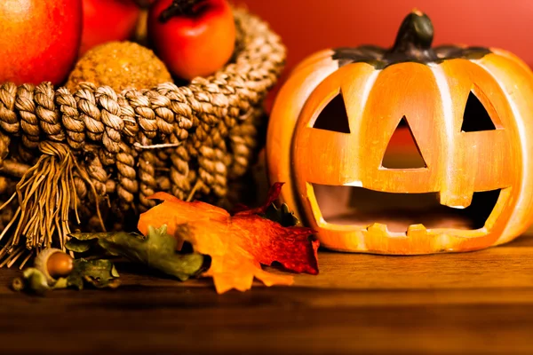 Decoración de otoño en mesa de madera — Foto de Stock