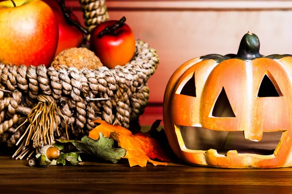 Decoración de otoño en mesa de madera — Foto de Stock