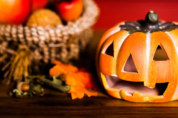 Decoración de otoño en mesa de madera — Foto de Stock