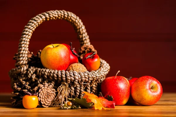 Herfst decoratie op houten tafel — Stockfoto