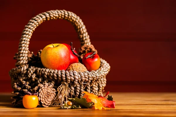 Herfst decoratie op houten tafel — Stockfoto