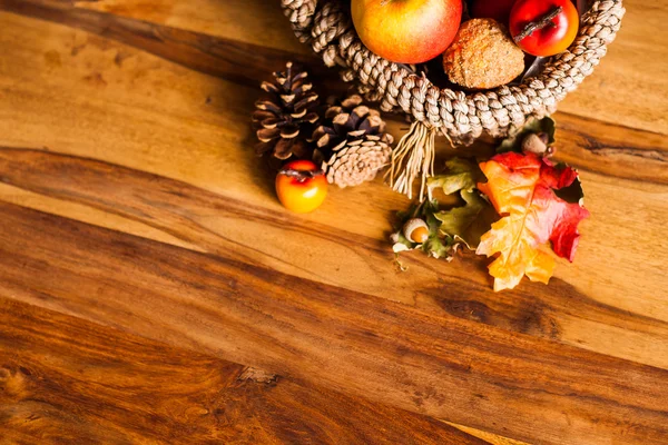 Осеннее украшение на деревянном столе — стоковое фото