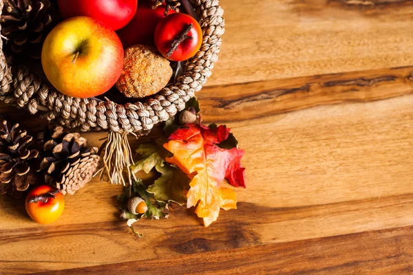 Herfst decoratie op houten tafel — Stockfoto