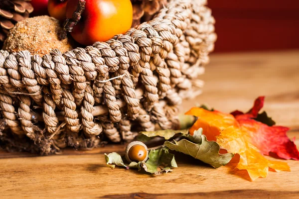 Jesienna ozdoba na drewnianym stole — Zdjęcie stockowe