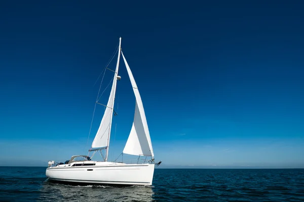 Sailboat with blue sky — Stock Photo, Image
