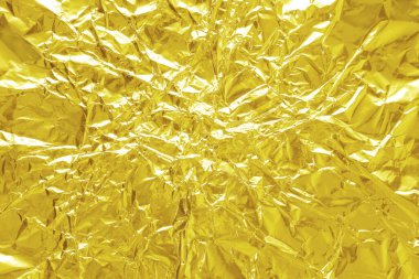 Parlak altın folyo dokusu, buruşuk ve dalgalı ambalaj kağıdı deseni.