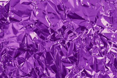 Mor folyo dokusu arkaplanı, buruşuk ve dalgalı ambalaj kağıdı deseni.