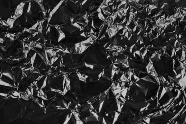 Parlak siyah folyo dokusu, buruşuk ve dalgalı ambalaj kağıdı deseni.