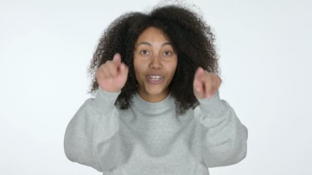 Jonge Afrikaanse vrouw wijzend en uitnodigend, witte achtergrond — Stockvideo