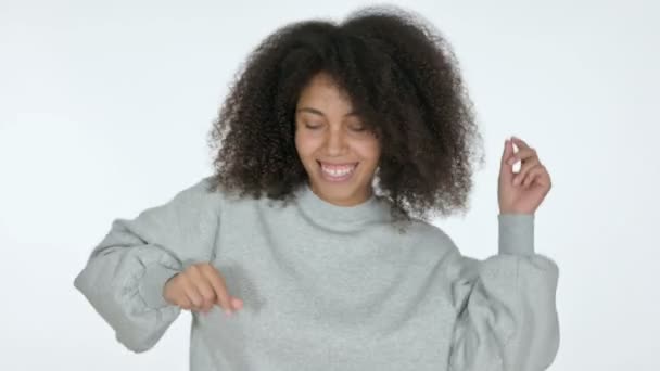 Захоплена молода африканка танцює, білий фон — стокове відео