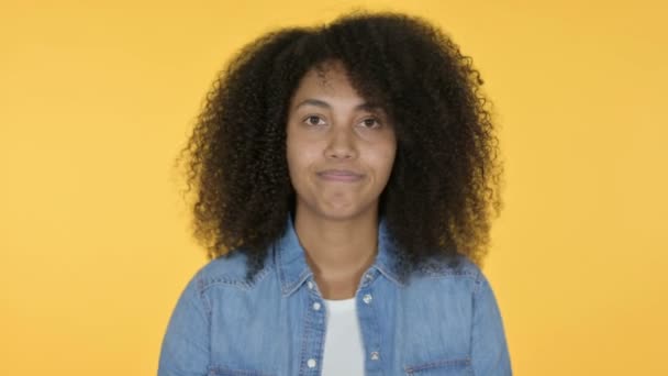 Young African Woman No Sign by Finger, Yellow Background — Stock Video