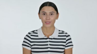 Gülümseyen Genç Latin Kadın, Beyaz Arkaplan