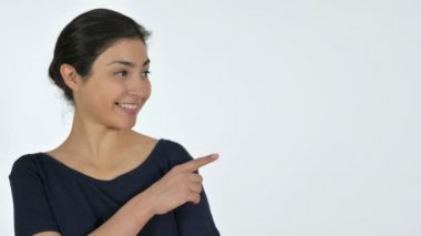 Genç Hintli Kadın Ürünü Gösteriyor, Beyaz Arkaplan 