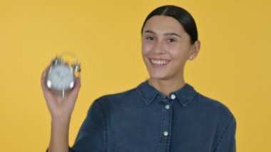 Saat Tutan Genç Latin Kadın, Sarı Arkaplan 