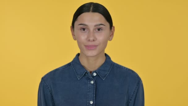 Jonge Latijnse vrouw met OK-teken, gele achtergrond — Stockvideo