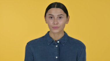 Genç Latin Kadın Parmak Gösteriyor, Sarı Arkaplan 