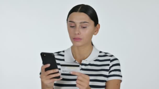 Compras en línea en Smartphone por Joven Mujer Latina, Fondo Blanco — Vídeos de Stock