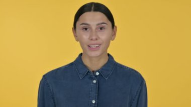 Parmak Kalkmış Genç Latin Kadın, Sarı Arkaplan 