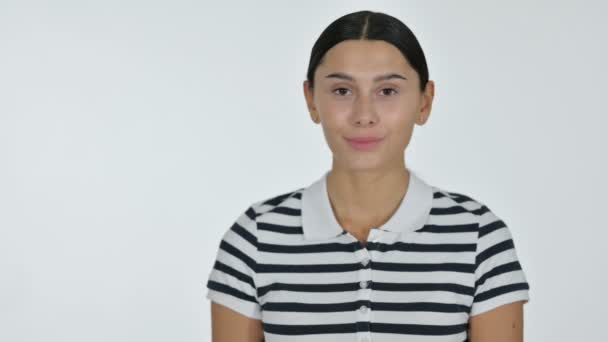 Молодая латиноамериканка держит продукт под рукой, белый фон — стоковое видео