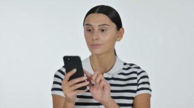 Genç Latin Kadın, Beyaz Arkaplan 'dan Akıllı Telefon' da Başarı