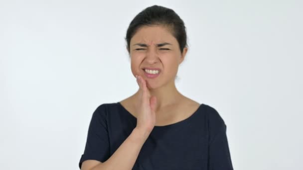 Jonge indiaanse vrouw met tandpijn, witte achtergrond — Stockvideo