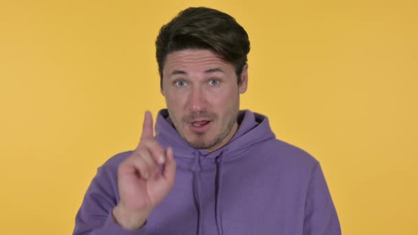 Young Man Pointing and Inviting, Yellow Background — Stock Video