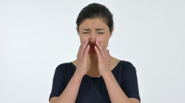 Genç Hintli Kadın Kameraya Gülümsüyor, Beyaz Arkaplan 